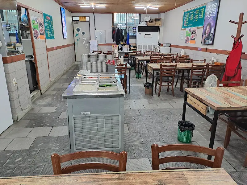 깔끔하게 정돈된 식당 내부