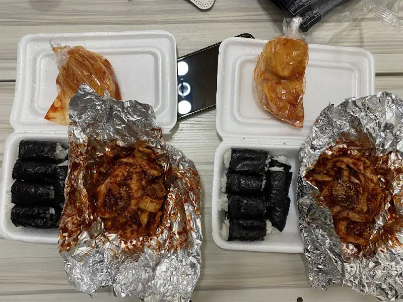 포장해온 충무김밥과 오징어 무침