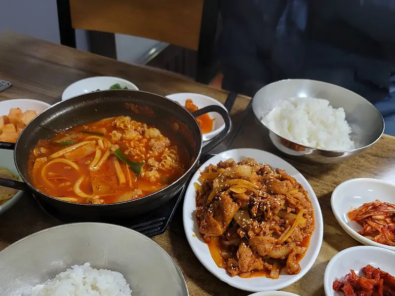 푸짐한 곱창전골과 밑반찬, 그리고 넉넉한 밥 한 공기