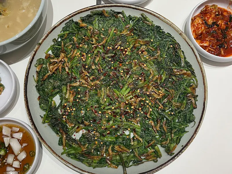 수육에 김치를 곁들여 먹는 모습