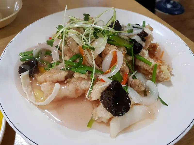 고기와 숙주, 파가 듬뿍 들어간 짬뽕의 모습