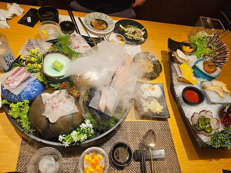 신선한 해산물이 듬뿍 담긴 모듬회