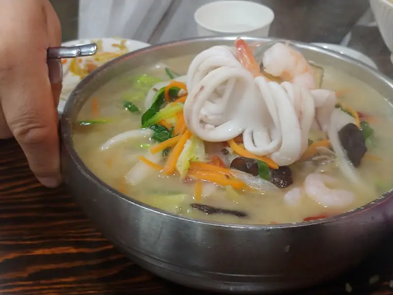 초록색 면이 인상적인 강화속노란간짜장