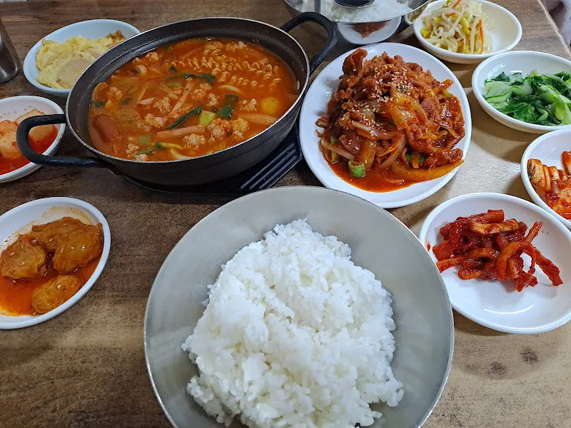 동대식당 내부