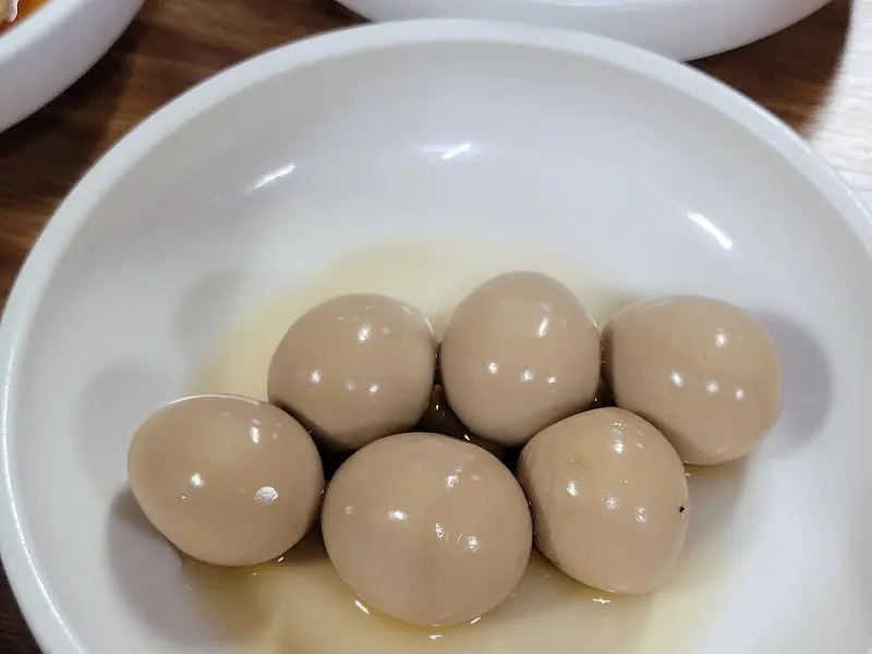 윤기가 흐르는 메추리알 조림