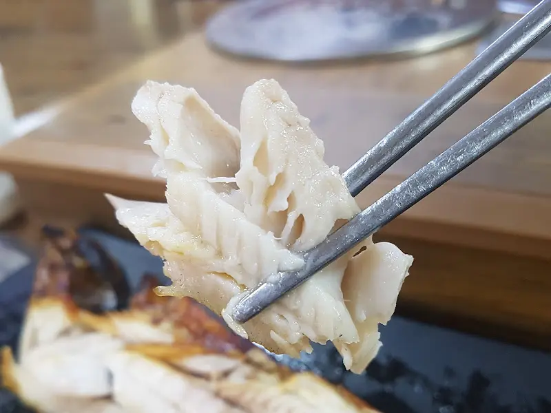 젓가락으로 집어 올린 생선 살