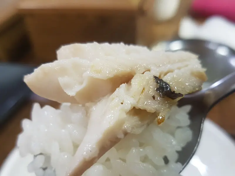 밥 위에 올려진 생선 살