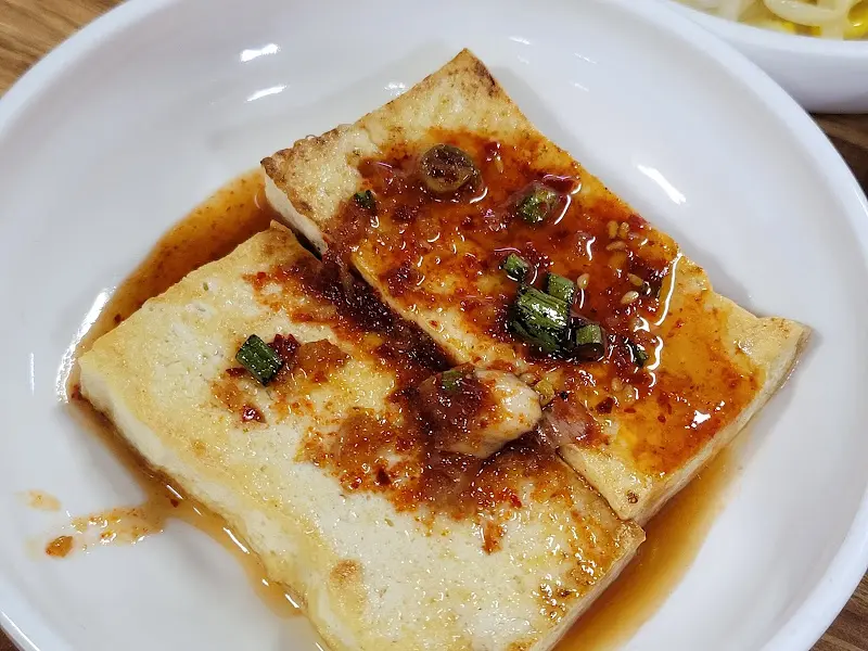 매콤한 양념이 올려진 두부