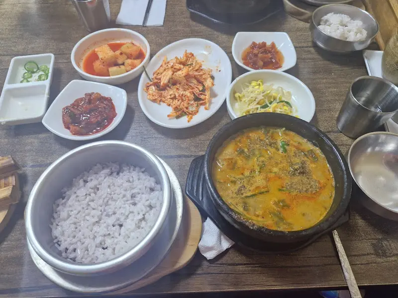 정갈하게 차려진 추어탕 한 상 차림