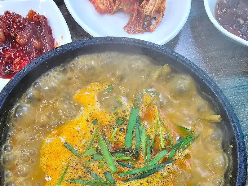 뚝배기 안에서 보글보글 끓고 있는 추어탕