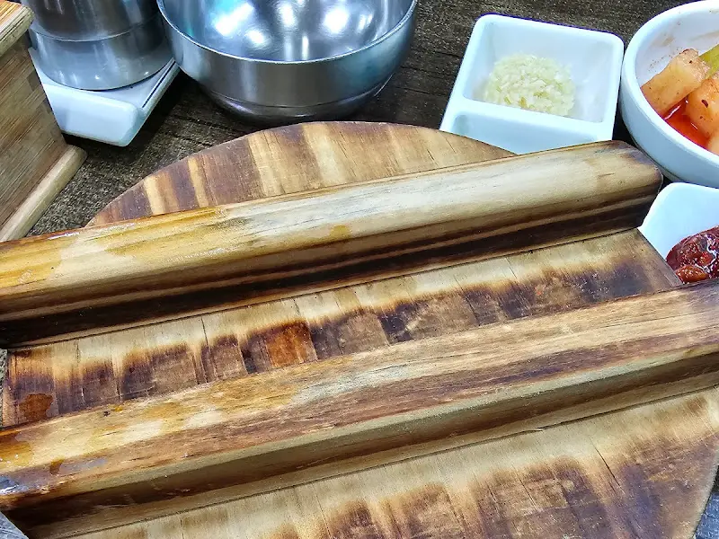 나무 뚜껑이 덮인 솥밥