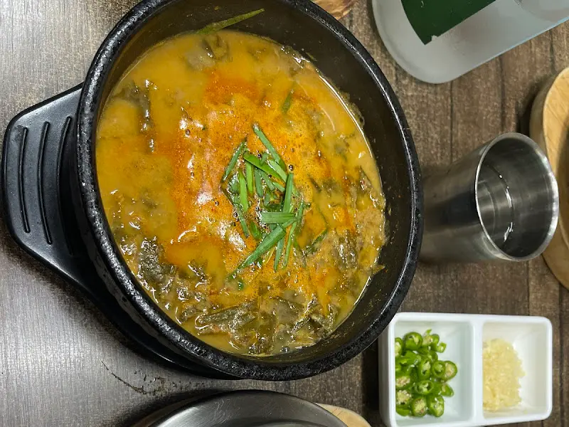 다진 마늘과 청양고추를 넣어 칼칼한 맛을 더한 추어탕