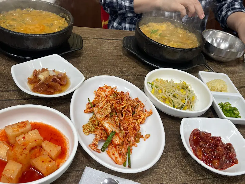 다양한 반찬과 함께 즐기는 추어탕