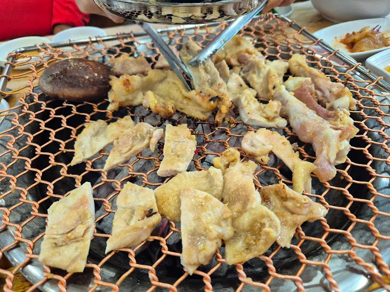 숯불 위에서 익어가는 닭고기