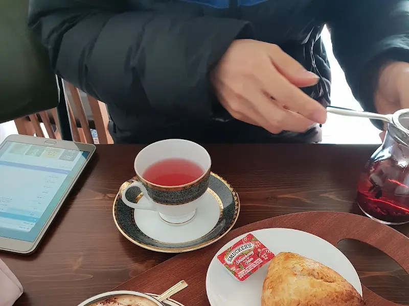 따뜻한 밀크티 한 잔과 스콘