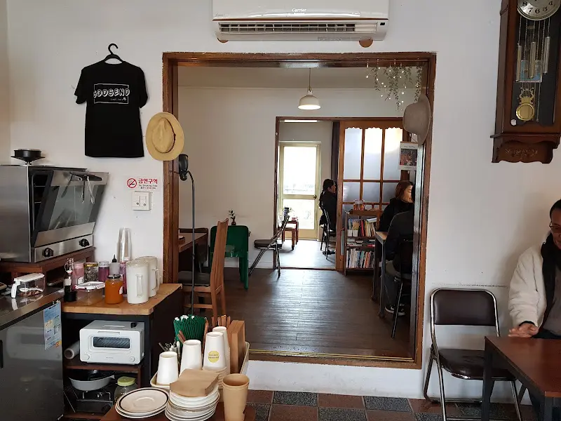 카페 내부 전경