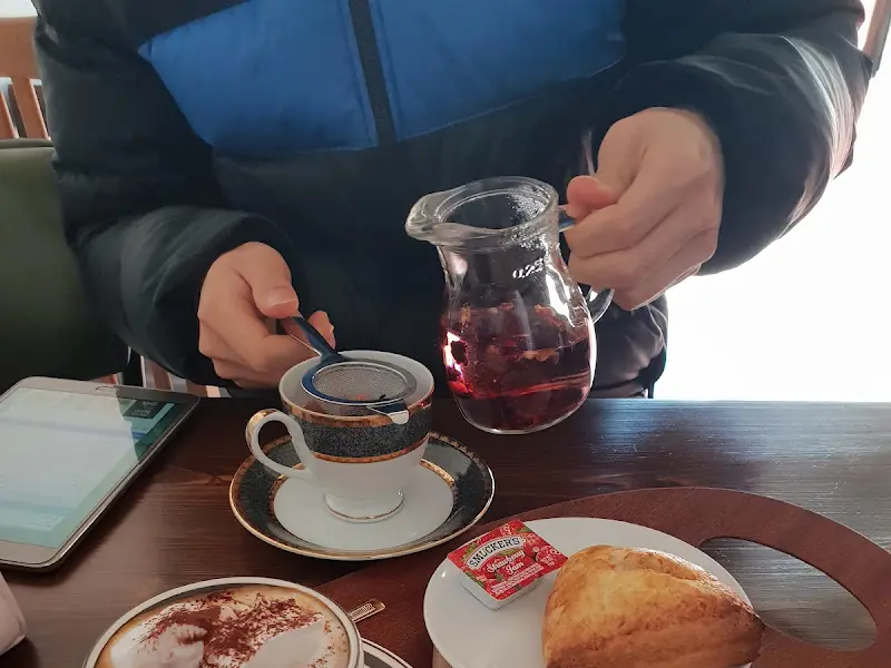 스콘과 차를 마시는 모습