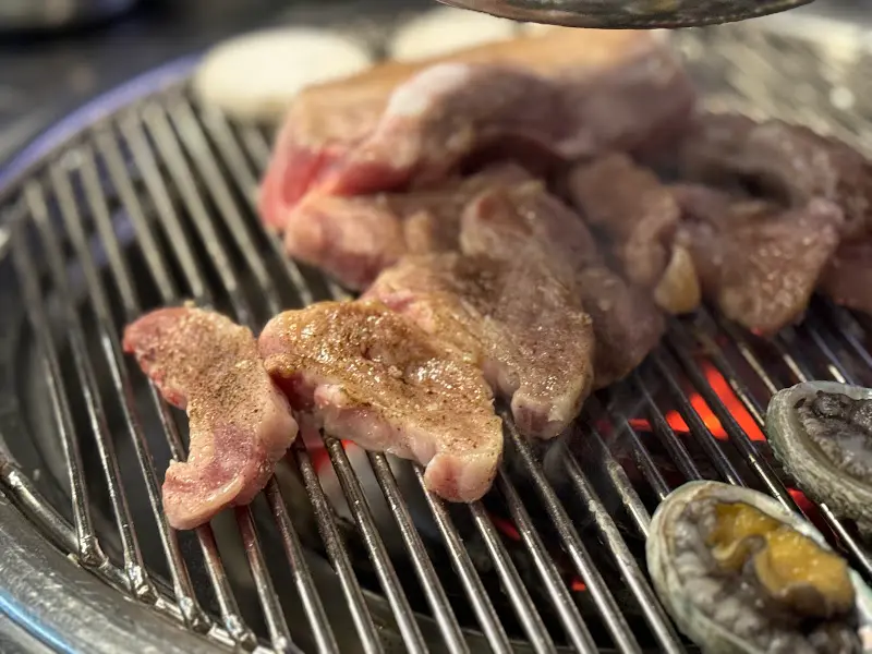 화통소금구이 굽는 모습