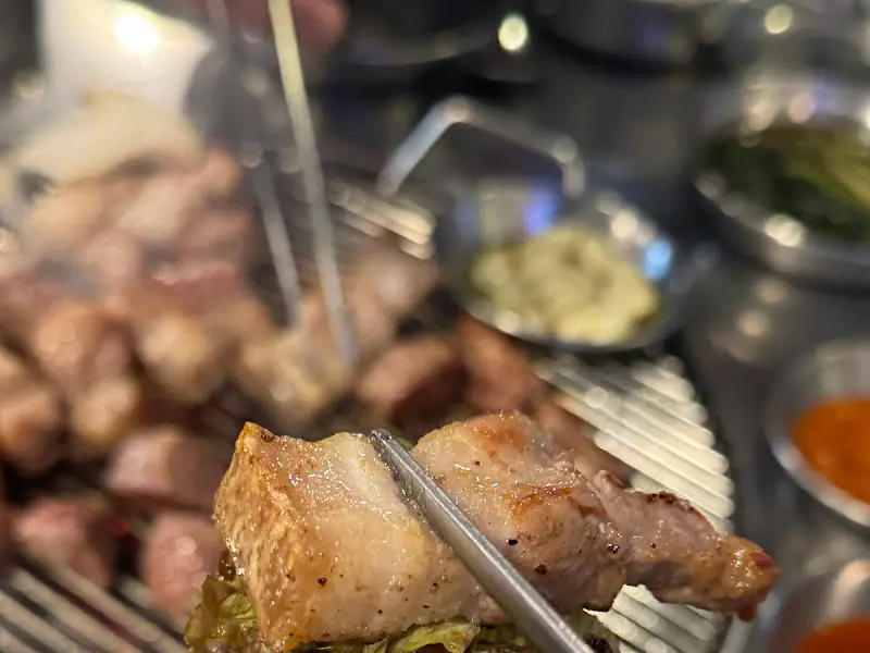 화통소금구이 고기 굽는 모습