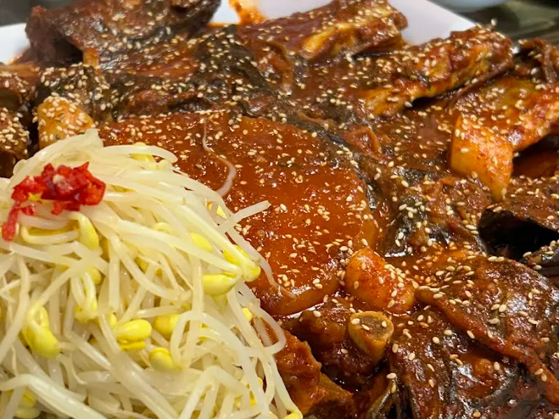 윤기가 흐르는 갈비코다리찜