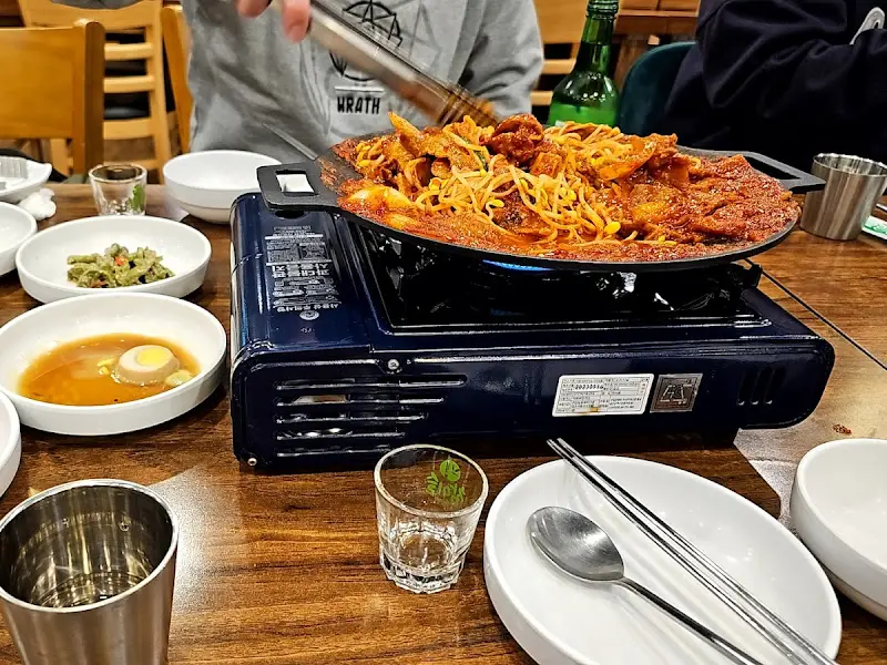 식탁 위에서 보글보글 끓고 있는 가오리찜