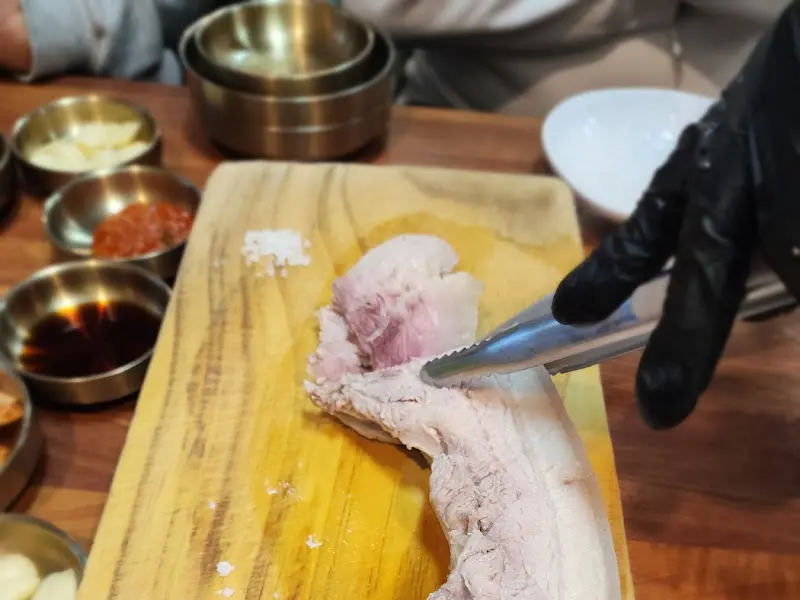 사장님이 썰어주는 흑돼지 돔베고기