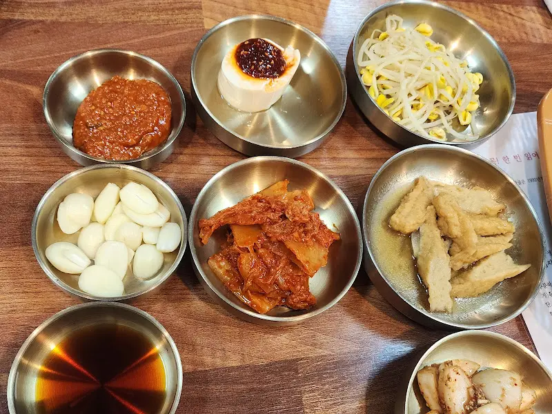 정갈하게 담긴 밑반찬