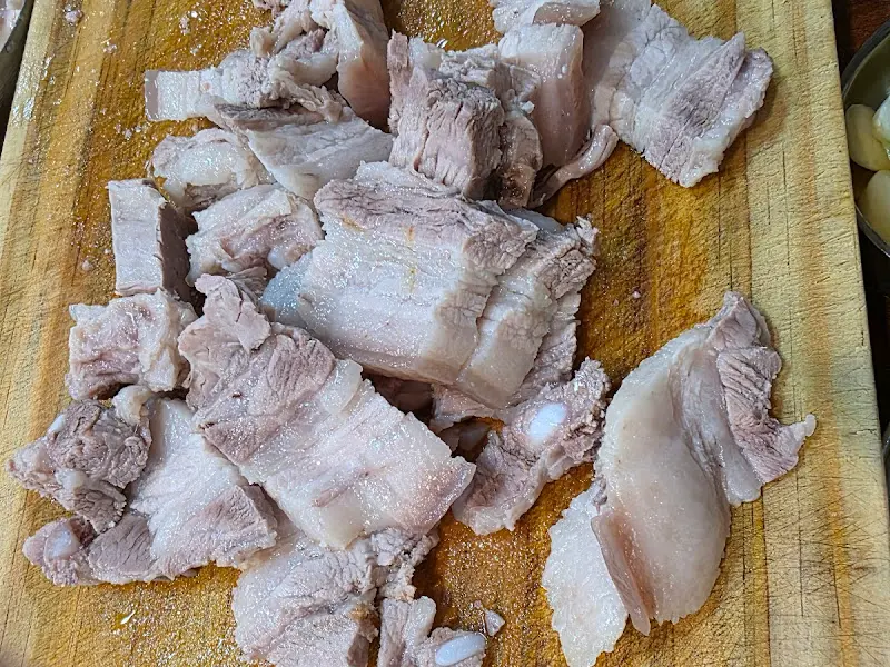 썰린 돔베고기 근접샷