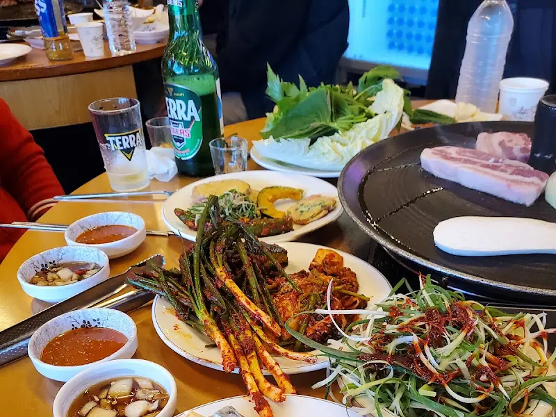 테이블 가득 차려진 고기와 반찬들