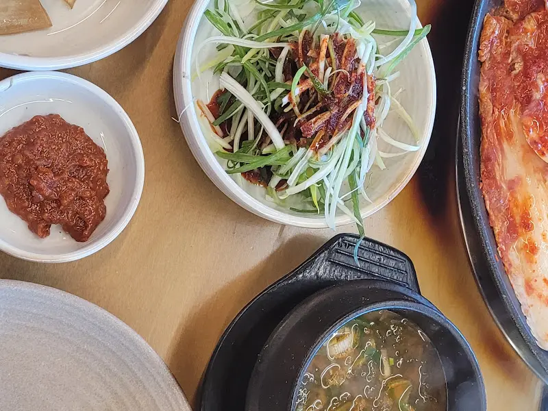 다양한 소스와 곁들임 채소