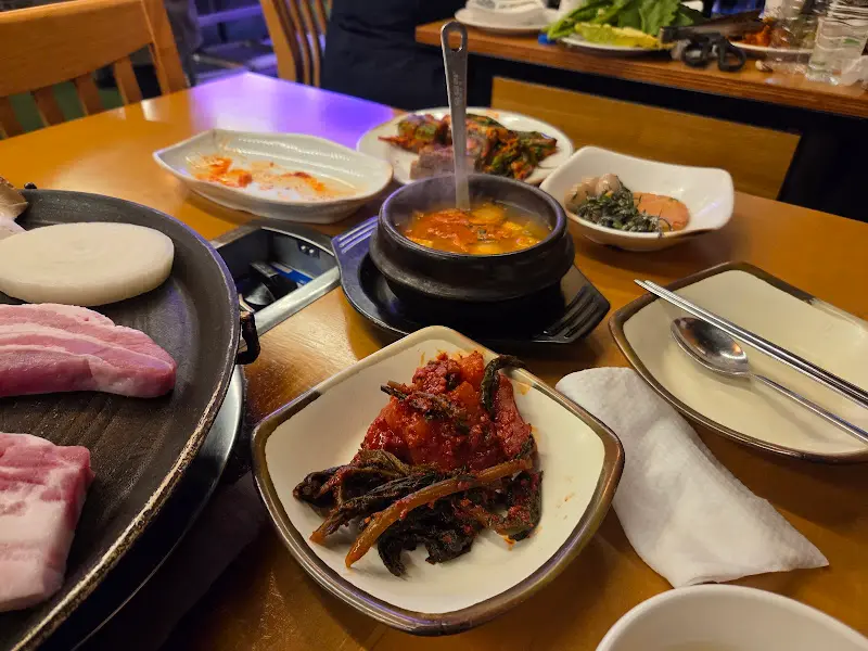 뚝배기에 담겨 나온 따뜻한 국