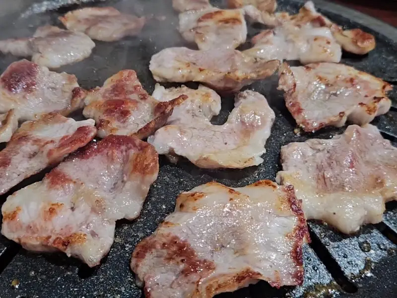 불판 위에서 맛있게 익어가는 천겹살