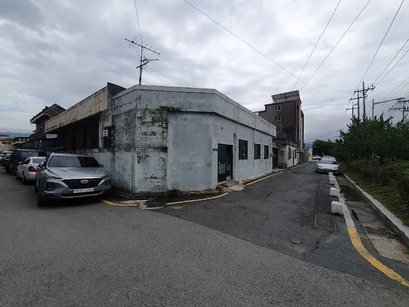 간판 없는 식당 외부