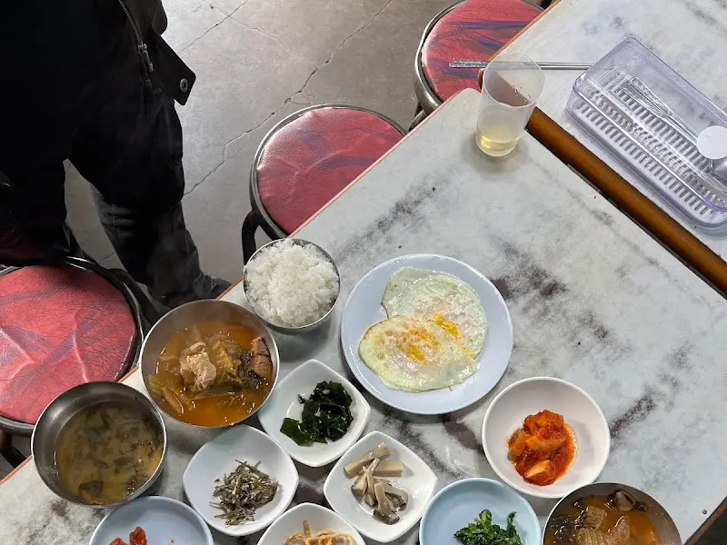 테이블 가득 채운 밥상