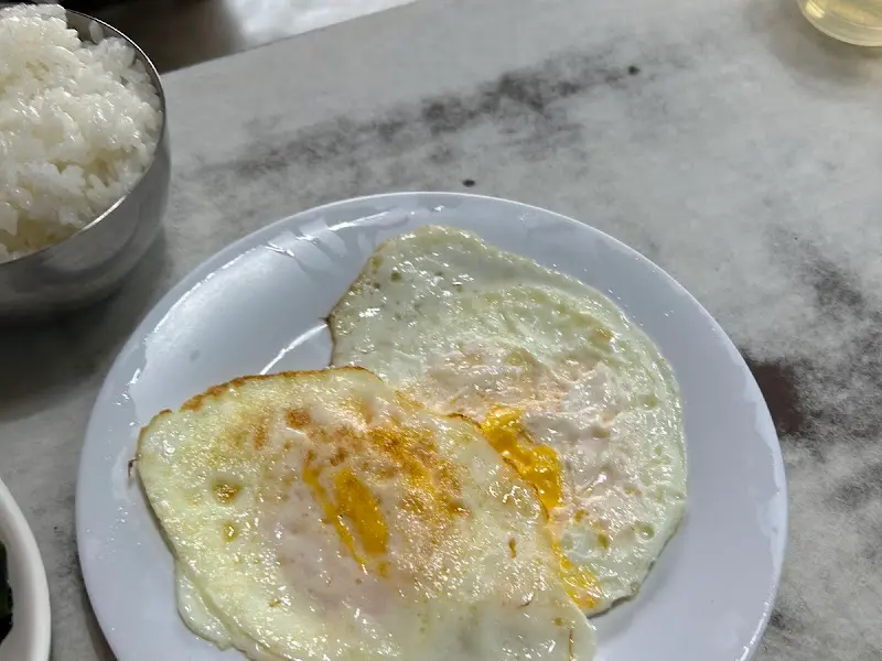 윤기가 흐르는 밥과 계란 후라이