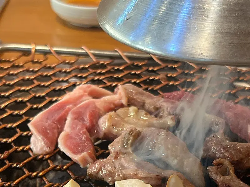 참숯 위에서 맛있게 익어가는 오리고기