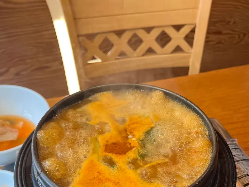 가마솥에서 끓여낸 듯한 깊은 맛의 오리탕