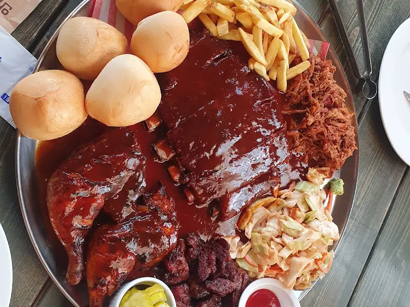 윤기가 흐르는 바비큐 플래터