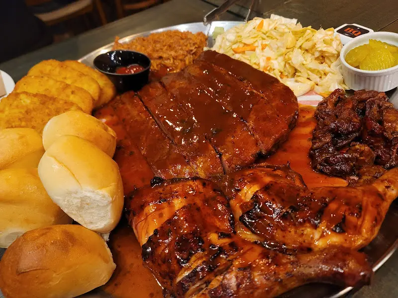 다양한 메뉴가 담긴 플래터