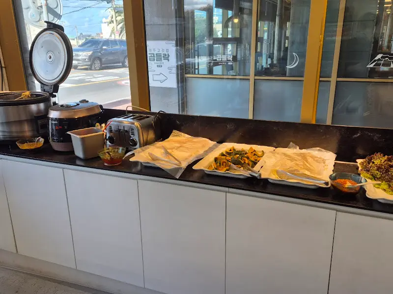 다양한 반찬이 준비된 뷔페 코너