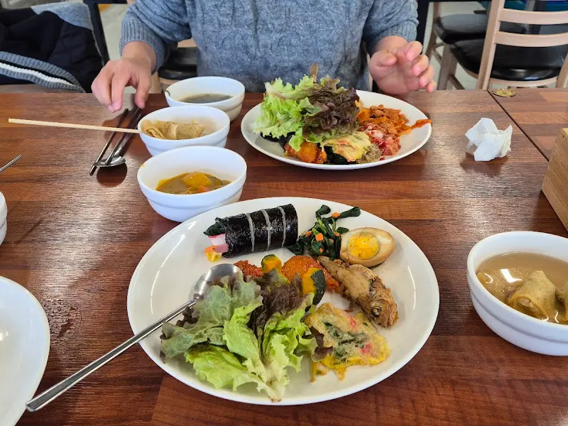 푸짐하게 차려진 한 상