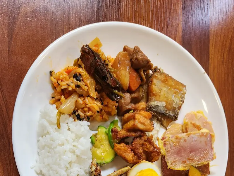 다채로운 뷔페 음식