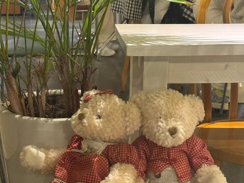 테이블 옆 귀여운 곰인형 커플