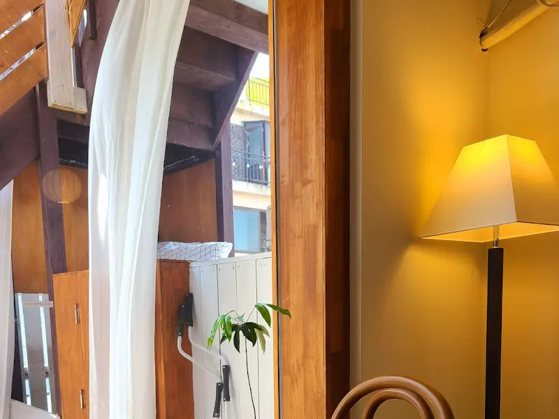 흰 커튼이 드리워진 창가 자리