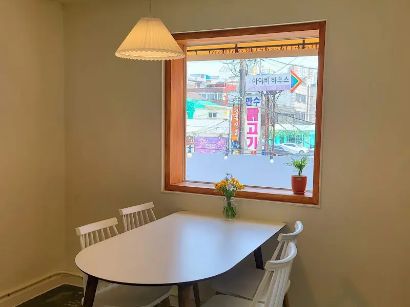 창밖 풍경이 보이는 아늑한 테이블