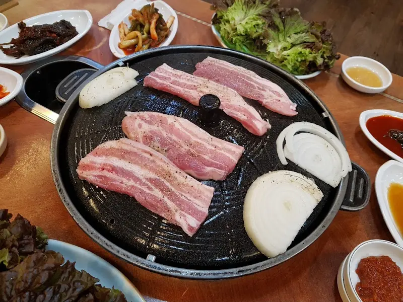 불판 위에서 익어가는 삼겹살