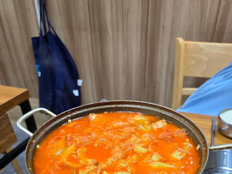 김치찌개가 끓고 있는 모습