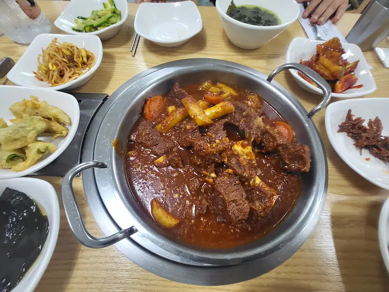 한 상 가득 차려진 도남식당 밥상