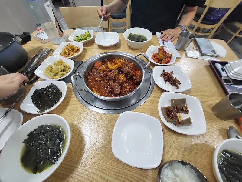 다양한 반찬과 함께 즐기는 도남식당 소갈비찜