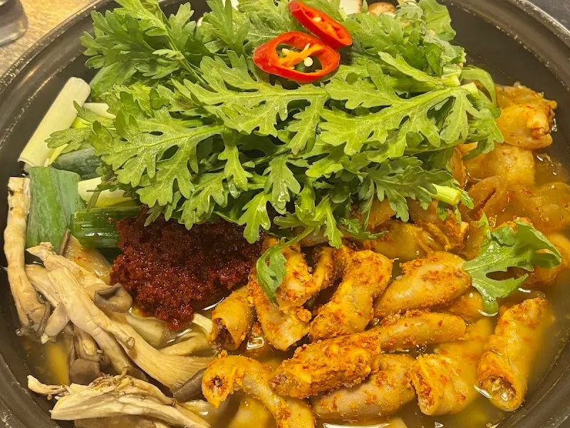소곱창전골이 담긴 냄비의 모습. 곱창, 스지, 야채, 붉은 양념장이 푸짐하게 담겨 있다.